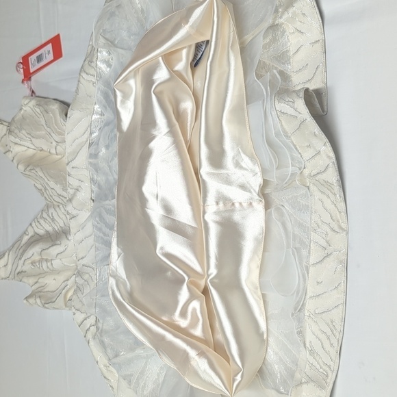 MONIQUE LHUILLIER white and silver Women's dress size 10. - Picture 10 of 16